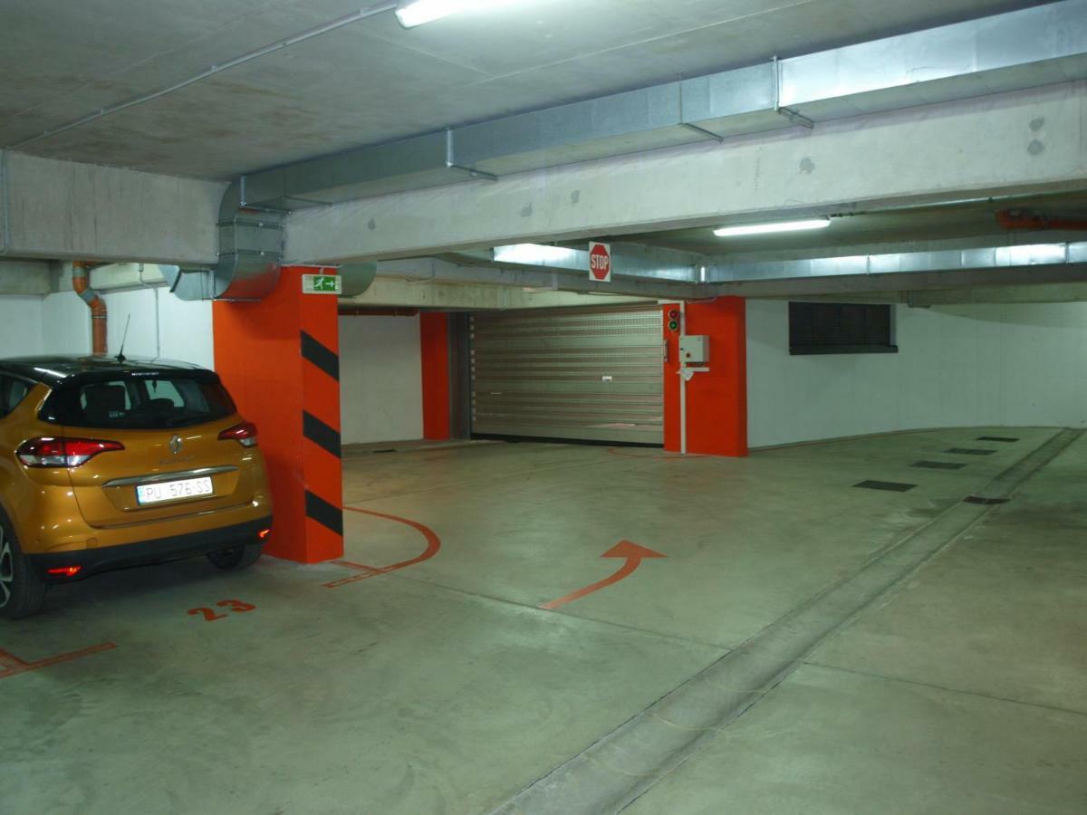 ポレッチLucia Exclusive With Parking In The Garageアパートメント エクステリア 写真